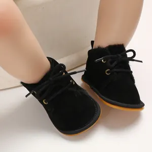 Nahaufnahme der schwarzen warmen Baby-Laufschuhe mit Pelzfutter und rutschfester Gummisohle