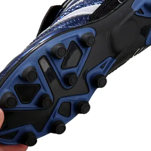 Vue détaillée de la semelle bleue et noire pour chaussure de football enfant à crampons