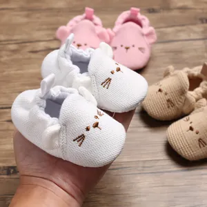 Detailansicht weicher Strick-Lauflernschuhe für Babys mit süßen Tierstickereien