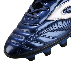 Vue macro du cuir synthétique bleu métallisé sur les chaussures de football pour enfants