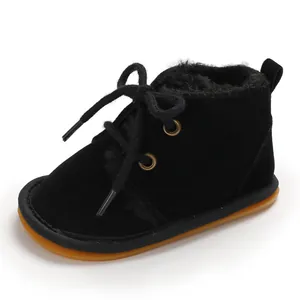 Detailaufnahme schwarzer, plüschgefütterter Babystiefel mit Gummisohle zum Laufenlernen.
