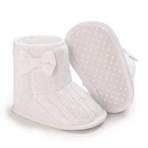 Weiße gestrickte Baby-Winterstiefel mit weicher rutschfester Sohle