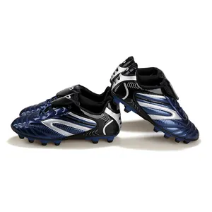Vue latérale de chaussures de football pour enfants bleues et argentées