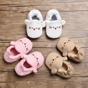 Detailansicht der Baby-Lauflernschuhe mit weicher Sohle und süßer Katzenstickerei