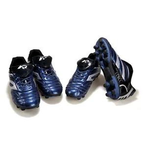 Vue détaillée de chaussures de football pour enfants bleu brillant avec crampons robustes.