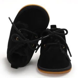 Detailansicht der schwarzen verdickten Baby-Lauflernstiefel mit Gummisohle