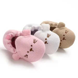 Weich gestrickte Baby-Lauflernschuhe mit süßen gestickten Tiergesichtern in drei Farben