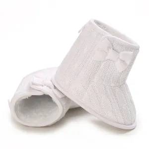 Gemütliche weiße gestrickte Baby-Winterstiefel mit weichem Fleecefutter und Schleife