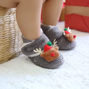 Detailansicht grauer Baby-Hausschuhe mit einem niedlichen 3D-Weihnachtsrentier-Design.