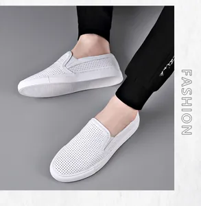 Vista dettagliata di mocassini slip-on bianchi da uomo in pelle traforata stile casual