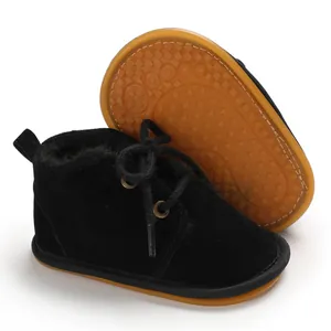 Detaillierte Ansicht schwarzer Baby-Lauflernstiefel mit rutschfestem Gummisohlenprofil