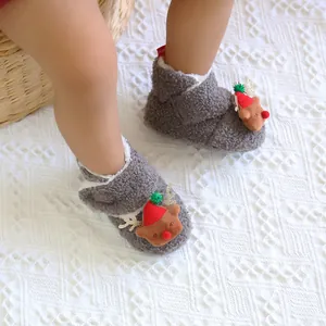 Detailansicht der grauen Fleece-Babystiefel mit niedlicher 3D-Rentier-Dekoration