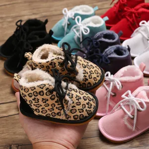 Makrodetail von Baby-Lauflernstiefeln mit Leopardenmuster, Plüschfutter und Gummisohle.