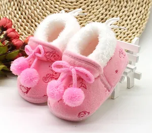 Scarpe invernali rosa per neonati con calda fodera in pile e pompon decorativi carini