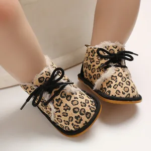 Baby-Lauflernstiefel mit Leopardenmuster, warmem Fleecefutter und Gummisohle