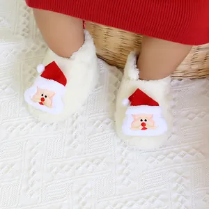 Detailansicht warmer weißer Plüsch-Babystiefel mit Weihnachtsmann-Stickerei für Weihnachten