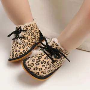 Detailansicht warmer Baby-Stiefel mit Leopardenmuster und weichem Kunstfellfutter.
