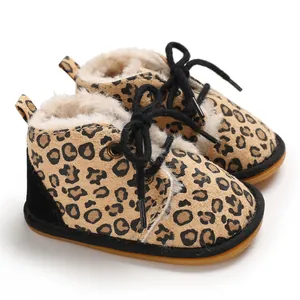 Nahaufnahme von Baby-Laufschuhen mit Leopardenmuster, Plüschfutter und Schnürung