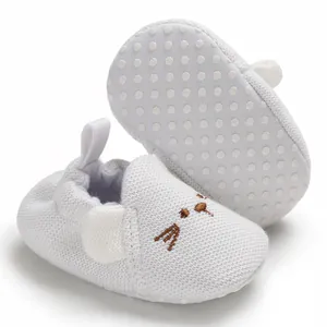 Detailansicht der weißen gestrickten Baby-Lauflernschuhe mit rutschfester Sohle