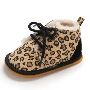 Detailansicht warmer Baby-Stiefel mit Leopardenmuster, weichem Fellfutter und Gummisohle