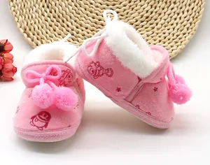 Stivaletti per neonato in peluche rosa con fodera in pelliccia e stampe a fumetti