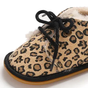 Detailansicht der plüschgefütterten Baby-Lauflernstiefel mit Leopardenmuster und Sohle
