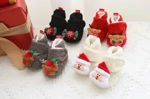 Kollektion flauschiger Baby-Weihnachtsstiefel mit festlichen Motiven von Nikolaus und Rentier