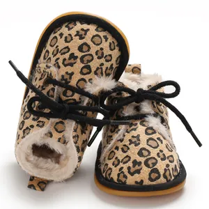 Leopard-Baby-Lauflernschuhe mit warmem Kunstfellfutter und schwarzen Schnürsenkeln.