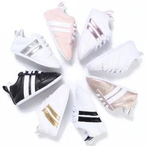 Variedad de zapatillas para bebés con suela blanda para 0-1 años, en un círculo colorido.