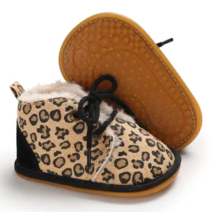 Detailansicht der Baby-Boots mit Leopardenmuster, warmem Fellfutter und Gummisohle.