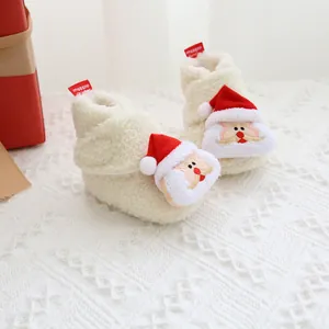 Weiße flauschige Baby-Weihnachtsstiefel mit niedlichem Plüsch-Weihnachtsmann-Motiv