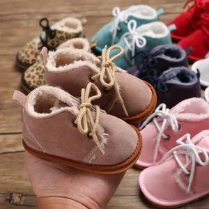 Detailansicht bunter Baby-Lauflernschuhe mit warmem Kunstfellfutter und Gummisohle.