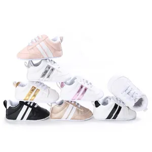 Vista detallada de zapatos de suela blanda para bebés en varios colores para 0-1 año