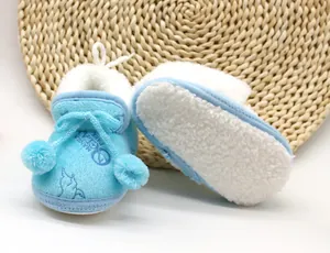 Dettaglio della scarpina primi passi in peluche blu con suola morbida antiscivolo