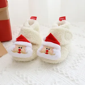 Detailansicht von weichen, flauschigen Baby-Weihnachtsstiefeln mit Plüsch-Weihnachtsmann-Dekor
