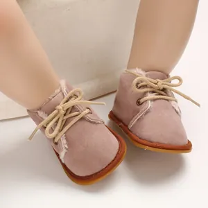 Nahaufnahme rosa Babyschuhe mit weichem Kunstfellfutter und Gummisohle zum Laufen