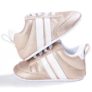 Zapatos de paseo para bebé en color oro rosa con suela blanda y rayas blancas