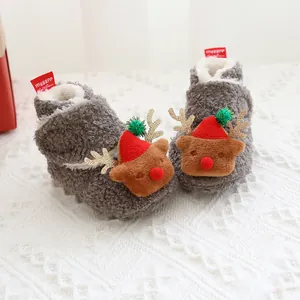 Detailaufnahme grauer Baby-Fleece-Schuhe mit festlicher Rentier-Dekoration und Futter.
