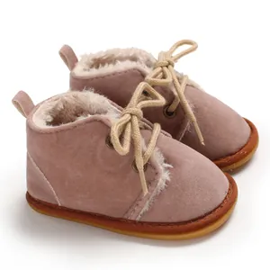 Detailansicht rosa Wildleder-Babystiefel mit weichem sowie warmem Kunstpelzfutter