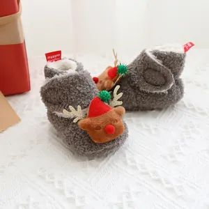 Detailansicht der warmen Winterbabyschuhe mit niedlichen Rentier Weihnachtsdekorationen.