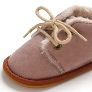 Nahaufnahme von warmen Baby-Winterstiefeln mit weichem Kunstfellfutter und Wildleder-Optik