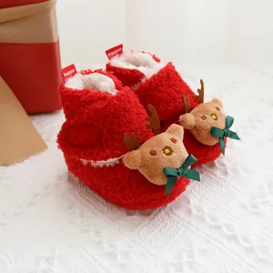 Festliche rote Fleece-Babystiefel mit Rentier-Dekor und grünen Schleifen für Winter