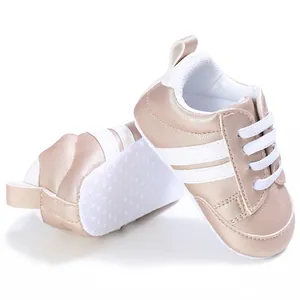Vista detallada de zapatillas suaves para bebés en oro rosa con suela blanca suave