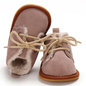 Detailansicht der rosa gefütterten Baby-Winterstiefel mit weicher und rutschfester Gummisohle