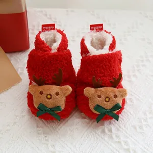 Detailansicht der roten Plüsch-Weihnachtsrentier-Babyschuhe mit weißem Fleecefutter