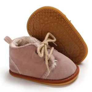 Nahaufnahme von rosa Baby-Wildlederschuhen mit dickem Plüschfutter und Gummisohle