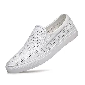 Mocassini slip-on da uomo in pelle bianca traforata con suola casual in gomma bianca