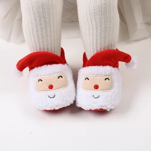Detailaufnahme der warmen Plüschstiefel für Babys mit süßem Weihnachtsmann-Design