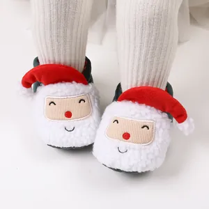 Detailansicht von plüschigen Weihnachtsmann-Babyschuhen mit weicher roter festlicher Hutdekoration
