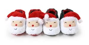 Vier Paar weiche Weihnachts-Babyschuhe aus Plüsch mit Nikolaus-Motiv für den Winter
